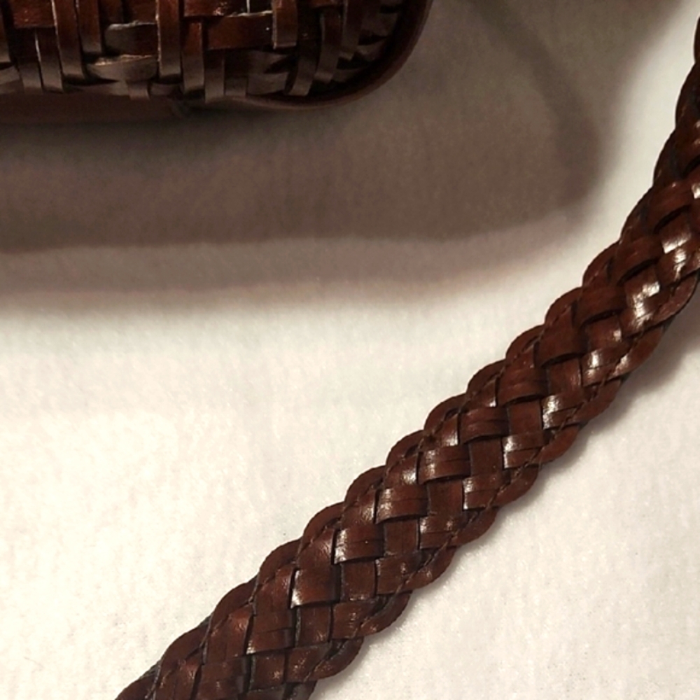 Elegant Brown Woven Crossbody Bag - Picture 3 of 8